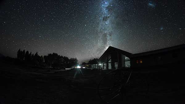 A night view of the Chochoy Lodge in Patagonia with the starry sky.